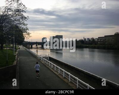 Glasgow, Schottland, Großbritannien. April 2020. Die Menschen trainieren auf der Seite des Flusses Clyde. Leere Straßen im östlichen Ende der Innenstadt, was zeigt, dass die Richtlinien für soziale Distanzierung und Empfehlungen für "zu Hause bleiben" in der Zeit der Coronavirus COVID-19-Pandemie-Krise eingehalten werden. Foto Credit: jeremy sutton-hibbert/Alamy Live News Stockfoto