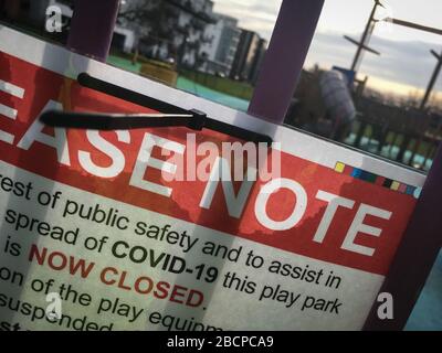 Glasgow, Schottland, Großbritannien. April 2020. Die Leute trainieren im grünen Park von Glasgow, in der Nähe befinden sich geschlossene Spielräume für Kinder. Leere Straßen im östlichen Ende der Innenstadt, was zeigt, dass die Richtlinien für soziale Distanzierung und Empfehlungen für "zu Hause bleiben" in der Zeit der Coronavirus COVID-19-Pandemie-Krise eingehalten werden. Foto Credit: jeremy sutton-hibbert/Alamy Live News Stockfoto