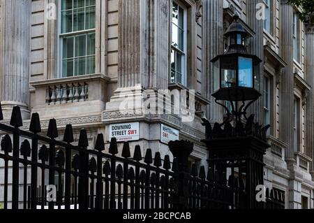 Downing Street, London, Großbritannien. Straßenschild an der Ecke der Downing Street, dem Heim des britischen Premierministers Borris Johnson und des Kanzlers Rishi Sunak Stockfoto