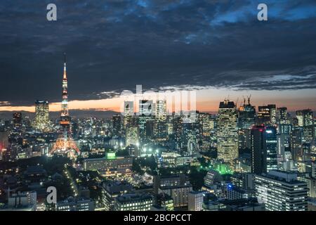 Tokio, Japan - Sep 27, 2018: Tokyo Stadtbild bei Dämmerung Blick vom Observatorium des World Trade Center Gebäude Stockfoto