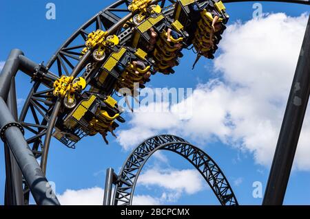 The Smiler im Alton Towers Theme Park, Großbritannien. Gelbe Autos fliegen um die Strecke, die Weltrekord 14 Inversionen hat. 3 Minuten lang mit einem vertikalen Hub Stockfoto