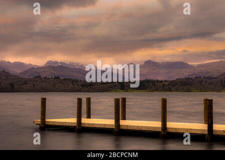 Lake Windermere mit Blick auf die Langdale Pikes bei Sonnenuntergang Stockfoto