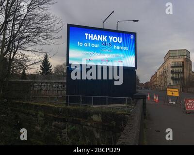 Glasgow, Großbritannien, 5. April 2020. Plakatschilder, die NHS-Hauptarbeitern, Krankenschwestern und Ärzten in leeren Straßen in der Innenstadt danken und zeigen, dass die Richtlinien für soziale Distanzierung und Empfehlungen für "zu Hause bleiben" in der Zeit der Coronavirus COVID-19-Pandemie-Krise eingehalten werden. Fotogutschrift: Jeremy Sutton-Hibbert/Alamy Live News. Stockfoto