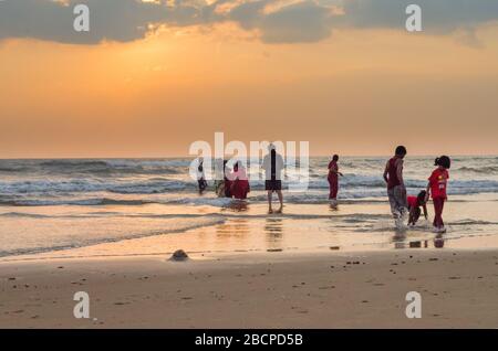 Fischer gehen zum Fischen von den Ufern von Mamallapuram aka Mahabalipuram in Tamil Nadu, Indien Stockfoto