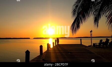 Wunderbarer Pier bei Sonnenuntergang auf den USA Keys - ISLAMORADA, USA - 12. APRIL 2016 Stockfoto