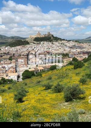 Maurische Festung . La Mota .Alcala La Real, Jaen. Andalusien, Spanien. Erhöhter Blick auf die Festung mit der Kirche R.C. Geschichte/Moderne. Vollbild. Stockfoto