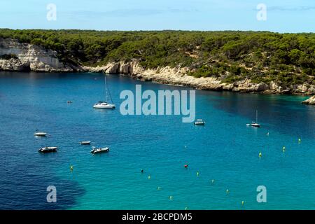 Yachten und Boote vor Anker in cala Galdana,Menorca,Balearische Inseln,Spanien,Europa Stockfoto