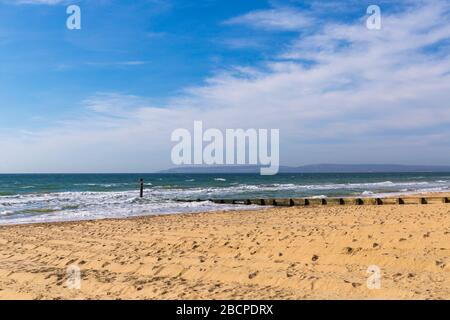 Bournemouth, Dorset UK. April 2020. Wetter in Großbritannien: Sonniger Tag, an dem die Menschen am Meer ihre tägliche Bewegung Unternehmen, am meisten unter Einhaltung der Einschränkungen von Coronavirus für soziale Distanzierungen. Leere Strände. Credit: Carolyn Jenkins/Alamy Live News Stockfoto