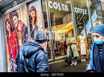 Menschen mit verdeckten Gesichtern betreten den Tesco-Hypermarkt im Zentrum von Prag, Tschechische Republik, am Samstag, den 4. April 2020, Während der Epidemie von COVID-19. Stockfoto