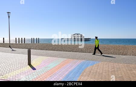 Brighton UK 5. April 2020 - Polizei und PCSOs patrouillieren am Strand von Brighton und am Meer an einem sonnigen Tag, nachdem die Regierung der Öffentlichkeit mitgeteilt hatte, an diesem Wochenende zu Hause zu bleiben, trotz der Vorhersage des warmen sonnigen Wetters während der Coronavirus COVID-19-Pandemie-Krise. Kredit: Simon Dack / Alamy Live News Stockfoto