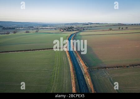 Leere Landstraßen über Bauernfelder in Shropshire, Großbritannien Stockfoto