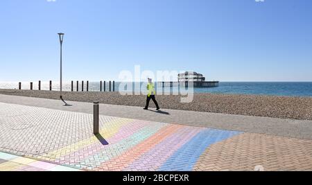 Brighton UK 5. April 2020 - Polizei und PCSOs patrouillieren am Strand von Brighton und am Meer an einem sonnigen Tag, nachdem die Regierung der Öffentlichkeit mitgeteilt hatte, an diesem Wochenende zu Hause zu bleiben, trotz der Vorhersage des warmen sonnigen Wetters während der Coronavirus COVID-19-Pandemie-Krise. Kredit: Simon Dack / Alamy Live News Stockfoto