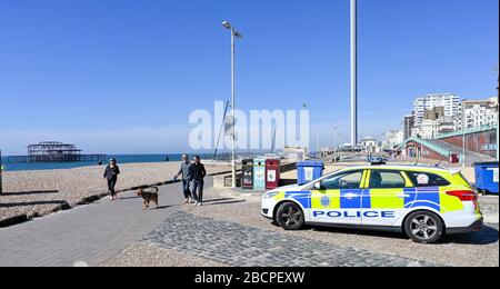 Brighton UK 5. April 2020 - Polizei und PCSOs patrouillieren am Strand von Brighton und am Meer an einem sonnigen Tag, nachdem die Regierung der Öffentlichkeit mitgeteilt hatte, an diesem Wochenende zu Hause zu bleiben, trotz der Vorhersage des warmen sonnigen Wetters während der Coronavirus COVID-19-Pandemie-Krise. Kredit: Simon Dack / Alamy Live News Stockfoto