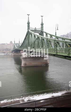 Freiheitsbrücke über die Donau, Budapest, Ungarn im Winter Stockfoto