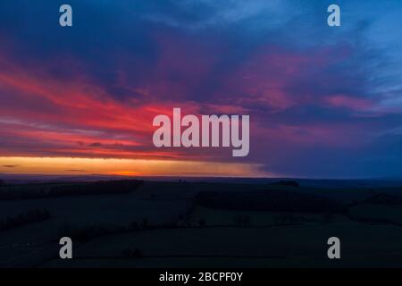 Dramatische bunte Wolken über Bauernfeldern im Morgengrauen - Luftbild. Shropshire Hills in Großbritannien Stockfoto