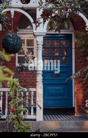 London, Großbritannien - 22. März 2020: Glasmalerei an einer blauen Holztür eines traditionellen viktorianischen Hauses in London, selektiver Fokus. Glasflecken bleiben a Stockfoto