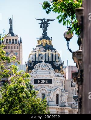 Emblematische Gebäude in Madrid, mit dem Wort "HOFFNUNG" Botschaft des Optimismus, aufgrund der Krise der COVID-19. Spanien. Stockfoto