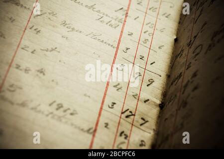 Altes Notizbuch mit Entgelteinträgen in Pfund, Schilling und Pence. Stockfoto