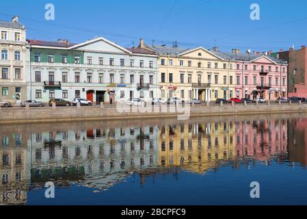 ST. PETERSBURG, RUSSLAND - 23. MÄRZ 2020: Drei alte Gebäude auf Kosten von M.F. Poltoratsky - Gründer und erster Direktor des singenden CHAP Stockfoto