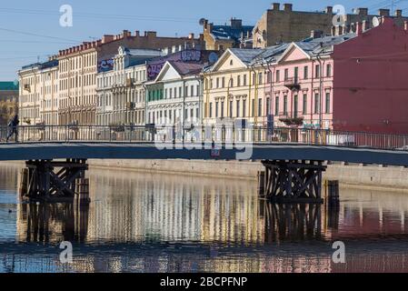 ST. PETERSBURG, RUSSLAND - 23. MÄRZ 2020: Sonniger Märztag am Fluss Fontanka Stockfoto