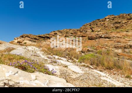 Felsige Küste auf der Insel Paros in der Nähe der Monastiri Bucht. Kykladen, Griechenland Stockfoto