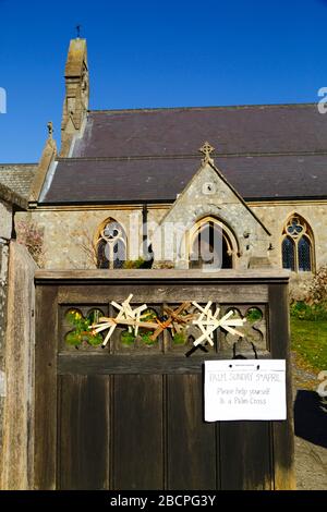 April 2020, Southborough, Kent, Großbritannien: Palm Sunday kreuzt und unterzeichnet ermutigende Menschen, eine auf dem Tor zur St. Thomas's Church, Pennington Road, zu nehmen. Heute ist Palmsonntag, aber es gibt keine Gottesdienste in der Kirche. Die Regierung hat empfohlen, dass keine Zusammenkünfte als eine der Quarantäne-/Sperrmaßnahmen stattfinden, um die Ausbreitung des Coronavirus während der weltweiten Pandemie zu verringern. Stockfoto