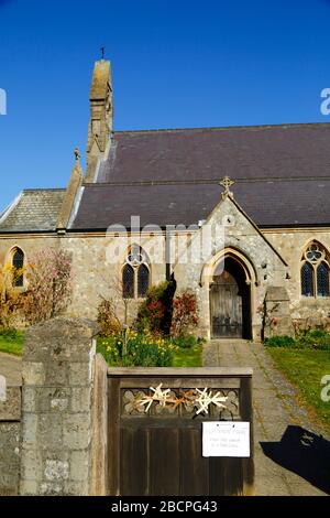 April 2020, Southborough, Kent, Großbritannien: Palm Sunday kreuzt und unterzeichnet ermutigende Menschen, eine auf dem Tor zur St. Thomas's Church, Pennington Road, zu nehmen. Heute ist Palmsonntag, aber es gibt keine Gottesdienste in der Kirche. Die Regierung hat empfohlen, dass keine Zusammenkünfte als eine der Quarantäne-/Sperrmaßnahmen stattfinden, um die Ausbreitung des Coronavirus während der weltweiten Pandemie zu verringern. Stockfoto