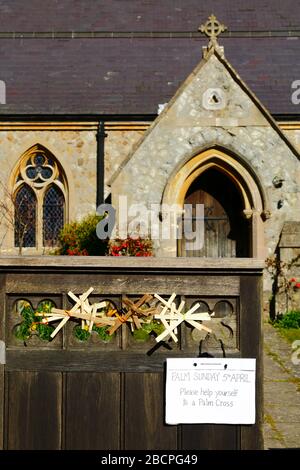 April 2020, Southborough, Kent, Großbritannien: Palm Sunday kreuzt und unterzeichnet ermutigende Menschen, eine auf dem Tor zur St. Thomas's Church, Pennington Road, zu nehmen. Heute ist Palmsonntag, aber es gibt keine Gottesdienste in der Kirche. Die Regierung hat empfohlen, dass keine Zusammenkünfte als eine der Quarantäne-/Sperrmaßnahmen stattfinden, um die Ausbreitung des Coronavirus während der weltweiten Pandemie zu verringern. Stockfoto