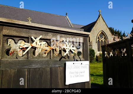 April 2020, Southborough, Kent, Großbritannien: Palm Sunday kreuzt und unterzeichnet ermutigende Menschen, eine auf dem Tor zur St. Thomas's Church, Pennington Road, zu nehmen. Heute ist Palmsonntag, aber es gibt keine Gottesdienste in der Kirche. Die Regierung hat empfohlen, dass keine Zusammenkünfte als eine der Quarantäne-/Sperrmaßnahmen stattfinden, um die Ausbreitung des Coronavirus während der weltweiten Pandemie zu verringern. Stockfoto