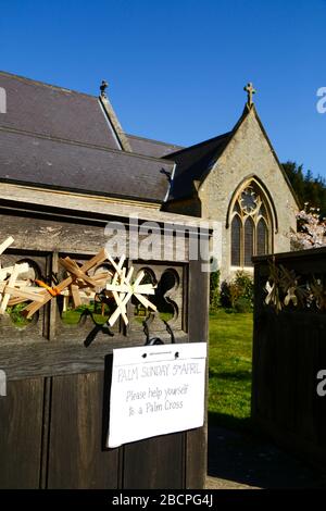 April 2020, Southborough, Kent, Großbritannien: Palm Sunday kreuzt und unterzeichnet ermutigende Menschen, eine auf dem Tor zur St. Thomas's Church, Pennington Road, zu nehmen. Heute ist Palmsonntag, aber es gibt keine Gottesdienste in der Kirche. Die Regierung hat empfohlen, dass keine Zusammenkünfte als eine der Quarantäne-/Sperrmaßnahmen stattfinden, um die Ausbreitung des Coronavirus während der weltweiten Pandemie zu verringern. Stockfoto