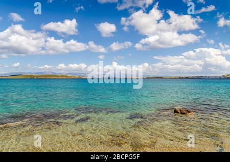 Türkisfarbenes Wasser der Monastiri Bucht auf der Insel Paros. Kykladen, Griechenland Stockfoto