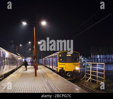 Northern Rail Klasse 150 Sprinter Züge 150135 +150139 warten auf den Abflug vom Bahnhof Wigan Nord-West früh am Morgen Stockfoto