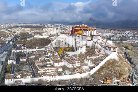 Lhasa, Tibet, China. April 2020. Das Luftbild vom 5. April 2020 zeigt den Potala-Palast nach einem Schneefall in Lhasa, dem südwestchinesischen Autonomen Gebiet Tibet. Ein Schneefall traf die Stadt am Sonntag. Kredit: Purbu Zhaxi/Xinhua/Alamy Live News Stockfoto