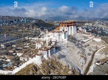 Lhasa, Tibet, China. April 2020. Das Luftbild vom 5. April 2020 zeigt den Potala-Palast nach einem Schneefall in Lhasa, dem südwestchinesischen Autonomen Gebiet Tibet. Ein Schneefall traf die Stadt am Sonntag. Kredit: Purbu Zhaxi/Xinhua/Alamy Live News Stockfoto