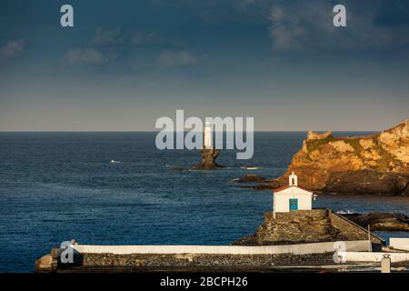 Griechenland, Kykladen-Archipel, Andros Insel, Chora, die Hauptstadt mit dem Leuchtturm Tourlitis in der Ferne Stockfoto