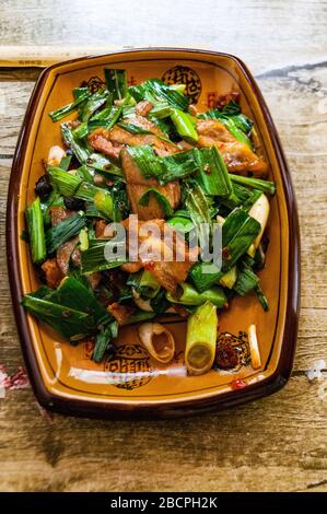 Ein Gericht aus Huiguo Rou (zweimal gekochtem Schweinefleisch). Echte Sichuan Küche an einer Raststätte in der Nähe von Me'erkang der Provinz Sichuan, China Stockfoto