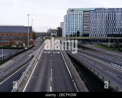 Leere Autobahn M8 in der Nähe der Kingston Bridge in Charing Cross, Glasgow während der Pandemie-Sperrstelle des britischen Coronavirus. Stockfoto