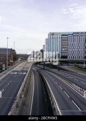 Leere Autobahn M8 in der Nähe der Kingston Bridge in Charing Cross, Glasgow während der Pandemie-Sperrstelle des britischen Coronavirus. Stockfoto