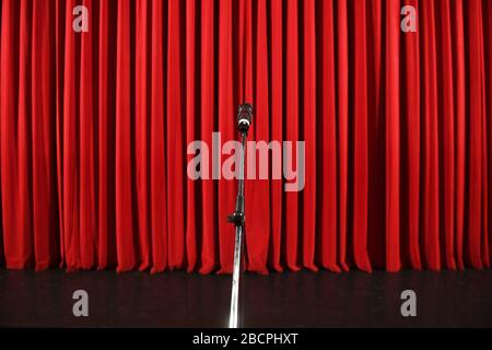 Mikrofon vor einem roten Vorhang Stockfoto