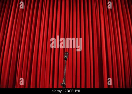 Mikrofon vor einem roten Vorhang Stockfoto