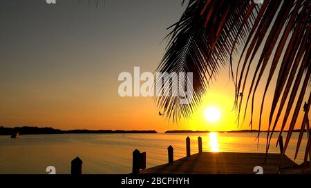 Wunderbarer Pier bei Sonnenuntergang auf den USA Keys - ISLAMORADA, USA - 12. APRIL 2016 Stockfoto