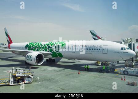 DUBAI, VAE - 24. FEBRUAR 2020: Flugzeug Boeing 777-300 (A6-ENB) Fluggesellschaft Emirates bereitet sich auf den Start am Dubai International Airport vor Stockfoto