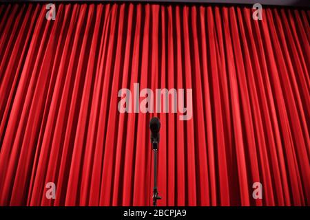 Mikrofon vor einem roten Vorhang Stockfoto