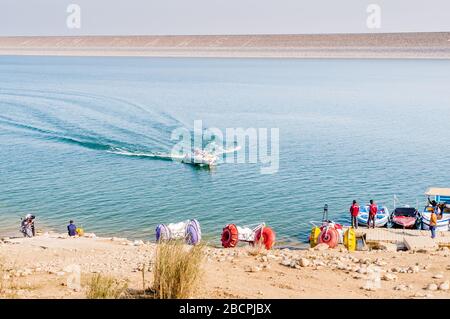 Touristen genießen im Mangla Dam See, Mirpur, Azad Kashmir, Pakstan Stockfoto