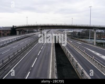 Leere Autobahn M8 in der Nähe der Kingston Bridge in Charing Cross, Glasgow während der Pandemie-Sperrstelle des britischen Coronavirus. Stockfoto