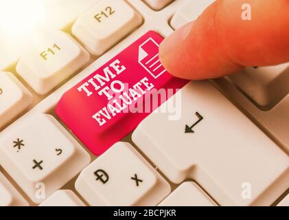 Schreiben Hinweis zeigt Zeit zu bewerten. Business Konzept für Richter etwas in Bezug auf ihren Wert oder Bedeutung Stockfoto