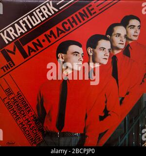BELGRAD, SERBIEN - 23. OKTOBER 2019: Cover des Man-Machine-Vinyl-Albums von Kraftwerk. Es ist das siebte Studioalbum dieser deutschen elektronischen Musik Stockfoto