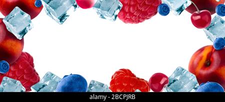 Rahmen aus Beeren, Pfirsich und Eiswürfeln isoliert auf weißem Hintergrund, Zutaten für Sommercocktail, Panorama-Mockup Stockfoto
