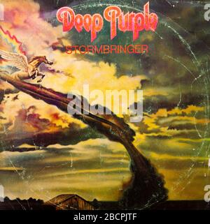 BELGRAD, SERBIEN - 23. OKTOBER 2019: Cover des Stormbringer Vinylalbums von Deep Purple. Es ist das neunte Studioalbum der englischen Hard-Rock-Band Deep Stockfoto