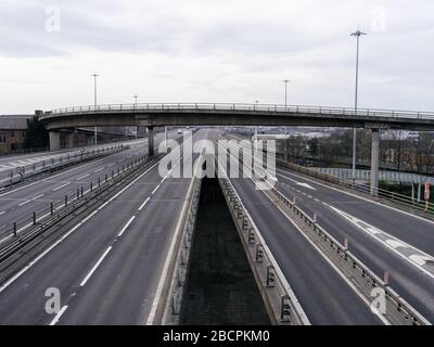 Leere Autobahn M8 in der Nähe der Kingston Bridge in Charing Cross, Glasgow während der Pandemie-Sperrstelle des britischen Coronavirus. Stockfoto